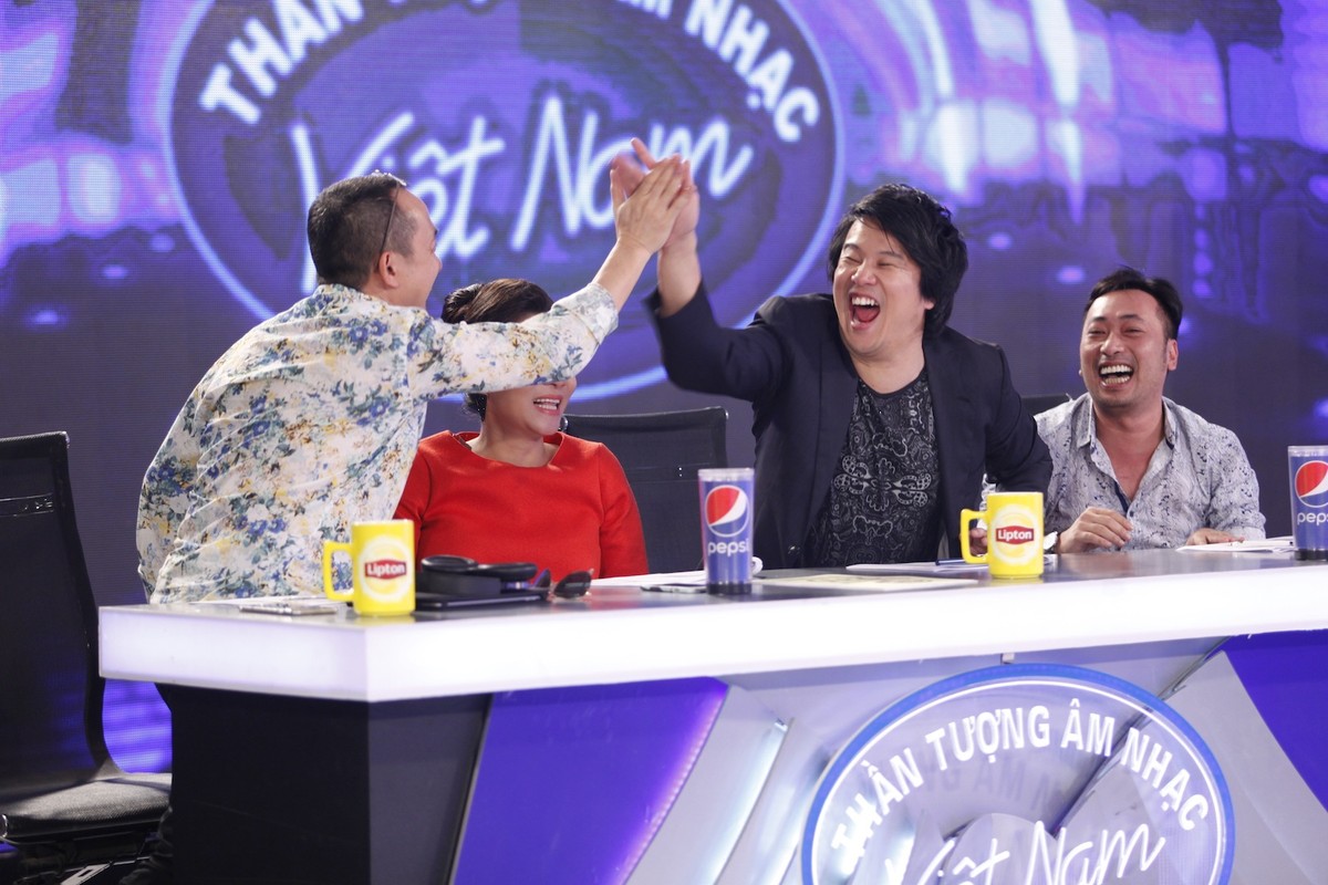 Giam khao Vietnam Idol cuoi nghieng nga nghe thi sinh hat-Hinh-2